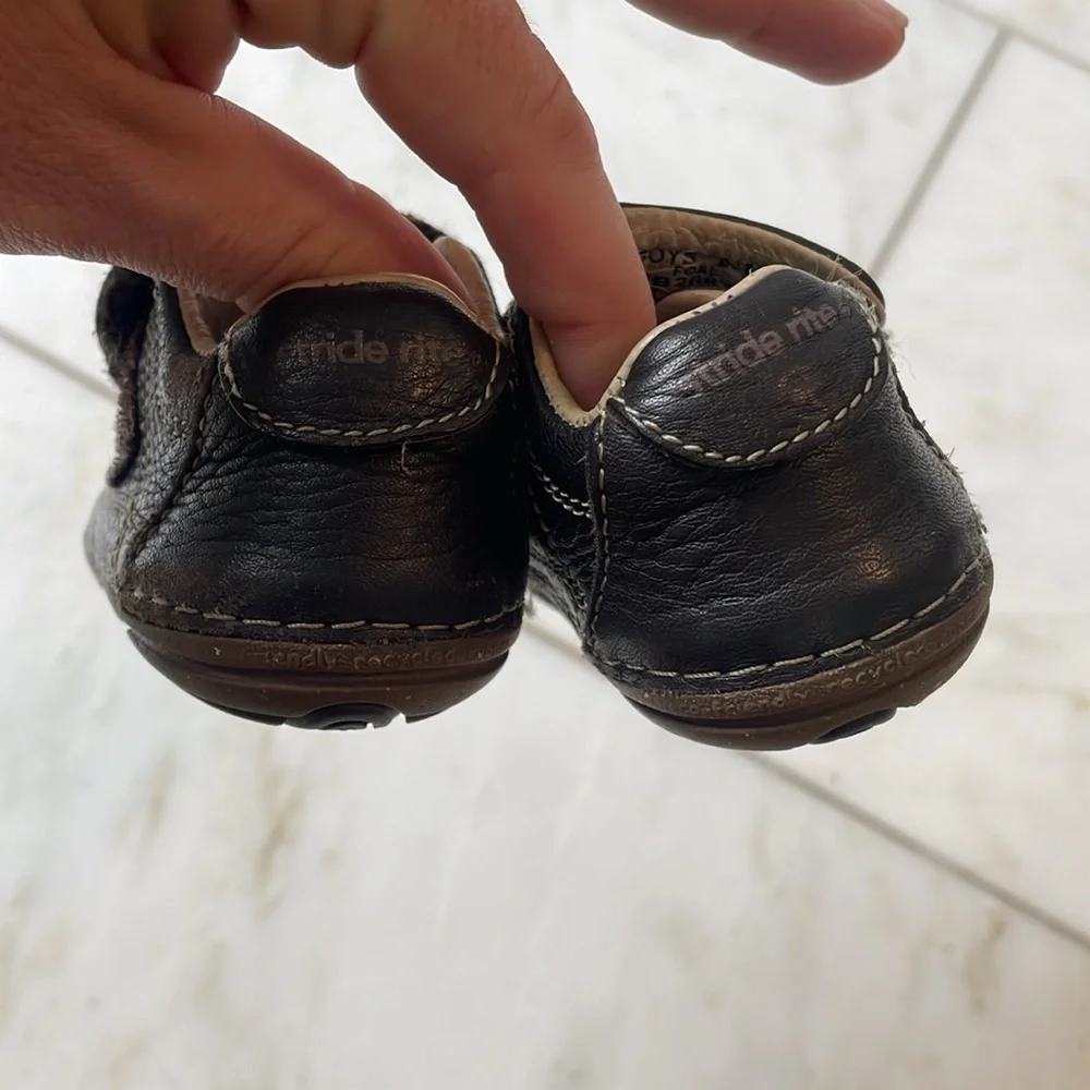 Stride Rite, baby walker Velcro leather shoe, size boy 2.5 months great shape